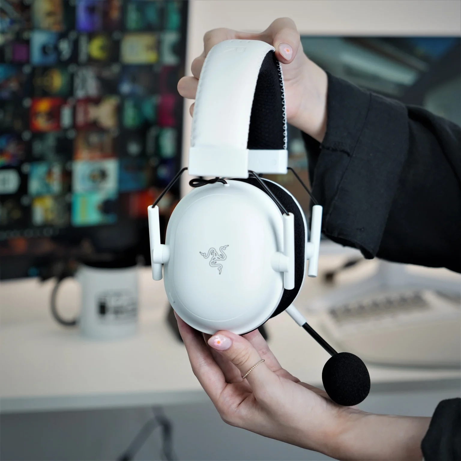 بهترین هدست گیمینگ بالارده؛ معرفی و مقایسه ۴ مدل حرفهای 2 هدست گیمینگ Razer BlackShark V2 Pro - سفید - نمای کناری